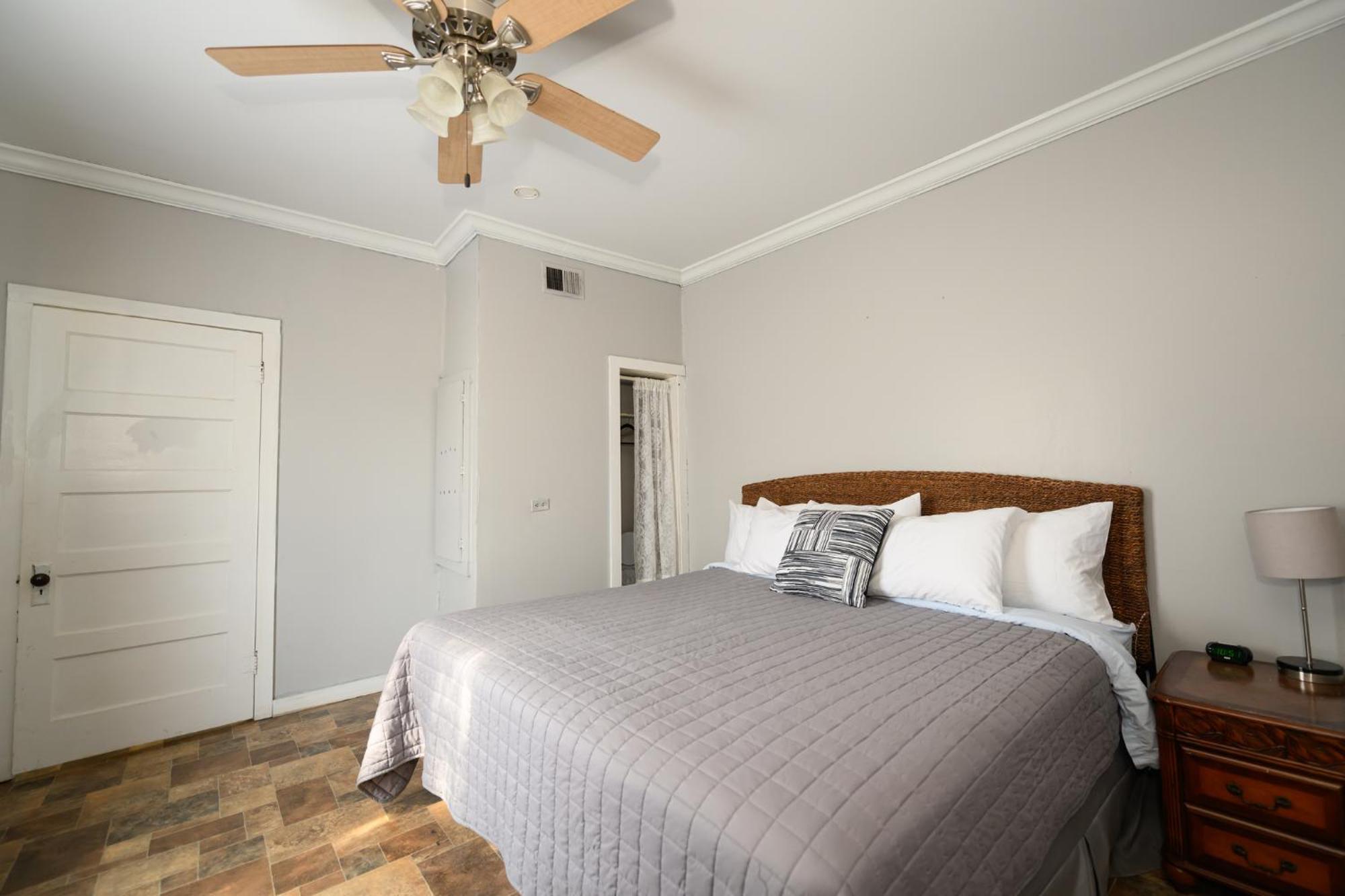Turn On Inn Lake Village Room photo