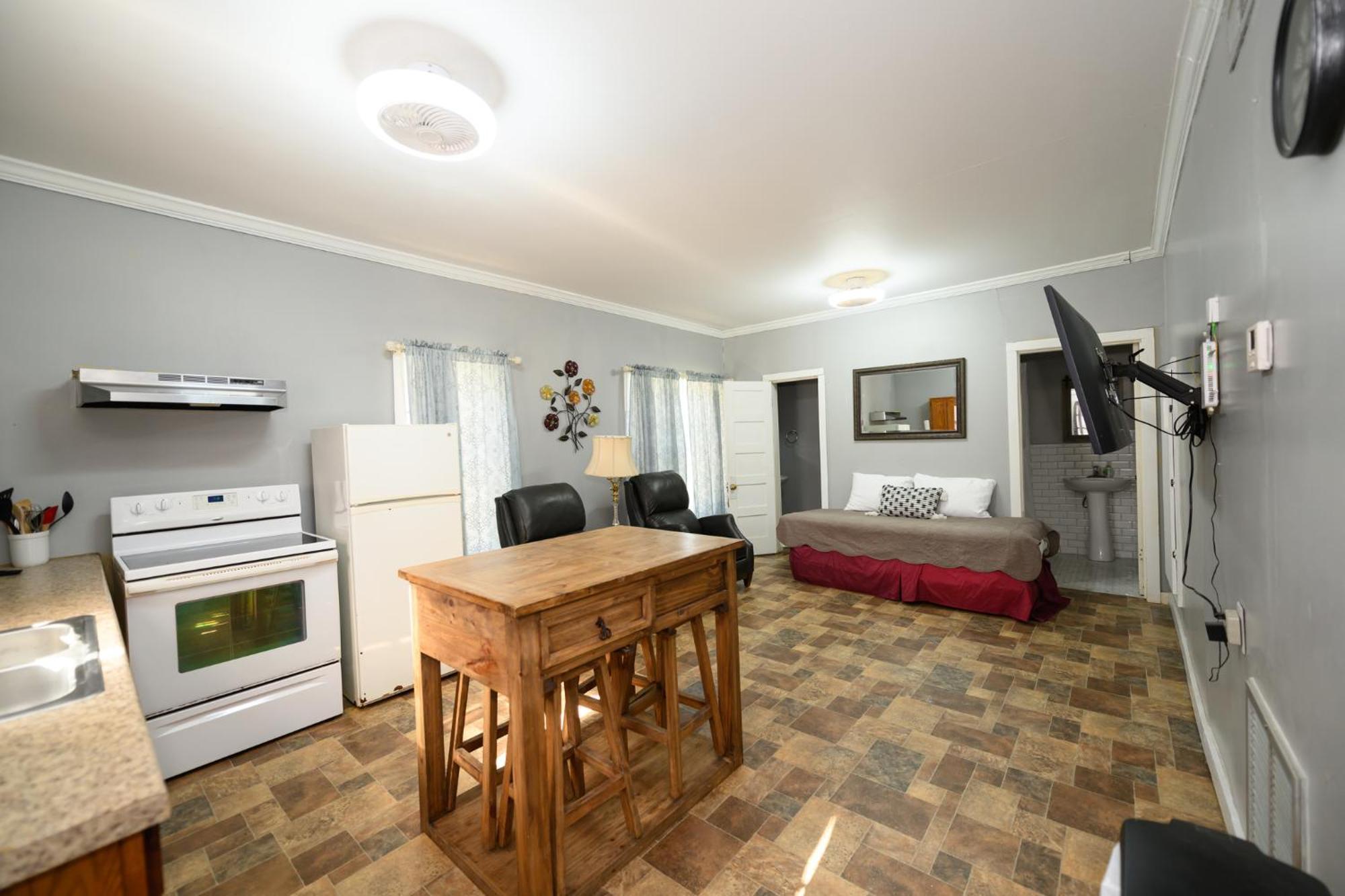 Turn On Inn Lake Village Room photo